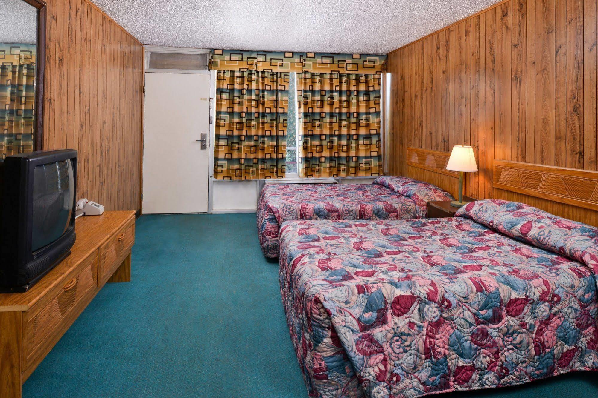Red Carpet Inn Battleboro Esterno foto
